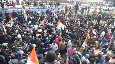 Near BPSC Office in Patna, Bihar Police stopping aspirants who are protesting against alleged paper leak and irregularities in the BPSC 70th Integrated Combined Competitive Examination (CCE) 2024.&nbsp; (Santosh Kumar )