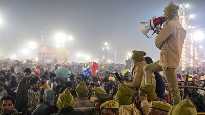 Prayagraj: Security personnel regulate the movement of devotees at Sangam on the occasion of 'Mauni Amavasya', during the ongoing Maha Kumbh Mela, in Prayagraj, Wednesday, Jan. 29, 2025. (PTI Photo)(PTI01_29_2025_000637B) (PTI)