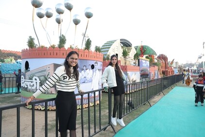 For those new to the Capital, like students Riddhi Jain and Farhin Mir, the tableau of Delhi is a big draw. (Photo: Manoj Verma/HT )