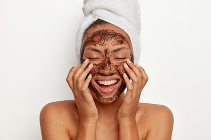Exfoliate to remove dead skin cells and improve skin texture. (Freepik) Exfoliate to remove dead skin cells and improve skin texture. (Freepik)