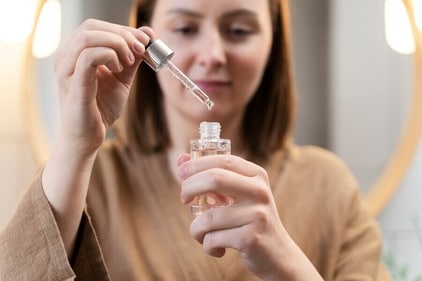 Apply a serum rich in antioxidants, vitamins, and hyaluronic acid to help lock in moisture. (Freepik) Apply a serum rich in antioxidants, vitamins, and hyaluronic acid to help lock in moisture. (Freepik)