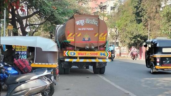 Kondhwa traffic division has initiated probe into tyre burst incident involving water tanker which left bystander with leg injury on Thursday morning. (HT)