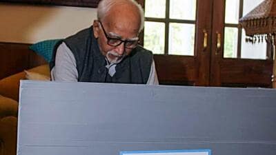 Former Vice President Hamid Ansari casts his vote through home voting. (ANI)