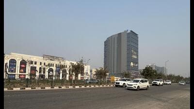 GMDA will construct a five-km-long elevated road on the Southern Peripheral Road (SPR) to connect NH 48 with Sohna Road at Vatika Chowk near Sector 71 in Gurugram. (PARVEEN KUMAR/HT) GMDA will construct a five-km-long elevated road on the Southern Peripheral Road (SPR) to connect NH 48 with Sohna Road at Vatika Chowk near Sector 71 in Gurugram. (PARVEEN KUMAR/HT)