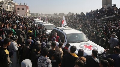 A crowd surrounds Red Cross cars as they arrive at the site for the handover of Thai and Israeli hostages in Khan Younis, southern Gaza Strip, Thursday, Jan. 30, 2025. (File image) (AP) A crowd surrounds Red Cross cars as they arrive at the site for the handover of Thai and Israeli hostages in Khan Younis, southern Gaza Strip, Thursday, Jan. 30, 2025. (File image) (AP)