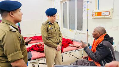 IG Varanasi Mohit Gupta interacting with one of the injured at hospital in Ghazipur (HT Photo) IG Varanasi Mohit Gupta interacting with one of the injured at hospital in Ghazipur (HT Photo)