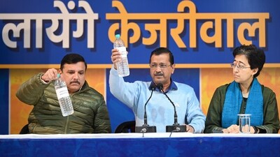 Arvind Kejriwal, National Convenor of Aam Admi Party along with AAP leaders Sanjay Singh, Atishi addressing a press conference in New Delhi (HT Photo)