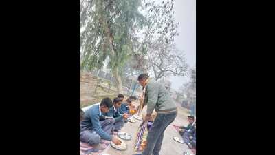 Kinnow being distributed to students as part of the mid-day meal scheme at a government school in Fazilka district. (HT) Kinnow being distributed to students as part of the mid-day meal scheme at a government school in Fazilka district. (HT)