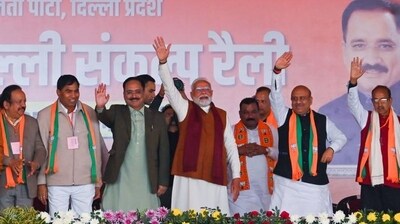 Prime Minister Narendra Modi at Dwarka, along with members of the Delhi BJP. (Vipin Kumar/HT Photo) Prime Minister Narendra Modi at Dwarka, along with members of the Delhi BJP. (Vipin Kumar/HT Photo)