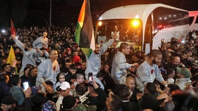 A huge crowd waving Palestinian flags was gathered waiting for the former detainees to arrive in a Red Cross convoy to Ramallah. (Ahmad Garhabali/AFP) A huge crowd waving Palestinian flags was gathered waiting for the former detainees to arrive in a Red Cross convoy to Ramallah. (Ahmad Garhabali/AFP)