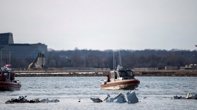 The American Coast Guard, along with other search and rescue teams, operates near debris in Washington, in the aftermath of the collision between American Eagle flight 5342 and a Black Hawk helicopter that crashed into the Potomac River, USA. (REUTERS)