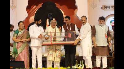 Veteran writer Madhu Mangesh Karnik (Second from left) was honored with the Sahitya Bhushan award at the event. (HT PHOTO) Veteran writer Madhu Mangesh Karnik (Second from left) was honored with the Sahitya Bhushan award at the event. (HT PHOTO)