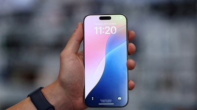 FILE PHOTO: FILE PHOTO: A man holds an Apple iPhone 16 Pro Max ahead of the launch of sales of the new iPhone 16 series smartphones in a store in Moscow, Russia September 20, 2024. REUTERS/Evgenia Novozhenina/File Photo/File Photo (REUTERS)