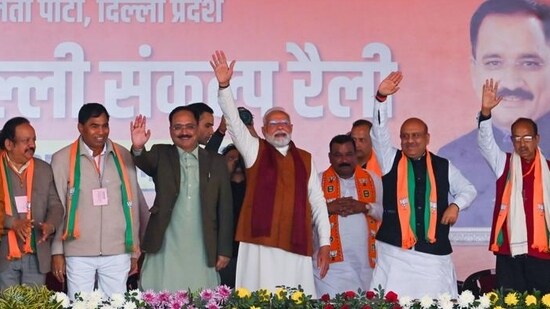 Prime Minister Narendra Modi at Dwarka, along with members of the Delhi BJP. (Vipin Kumar/HT Photo)