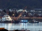 ARLINGTON, VIRGINIA - JANUARY 31: A Coast Guard crane arrives to remove the wreckage of a military Black Hawk helicopter after the crash of an American Airlines plane on the Potomac River as it approached the airport on January 31, 2025 in Arlington, Virginia. (Photo by Al Drago / GETTY IMAGES NORTH AMERICA / Getty Images via AFP) ARLINGTON, VIRGINIA - JANUARY 31: A Coast Guard crane arrives to remove the wreckage of a military Black Hawk helicopter after the crash of an American Airlines plane on the Potomac River as it approached the airport on January 31, 2025 in Arlington, Virginia. (Photo by Al Drago / GETTY IMAGES NORTH AMERICA / Getty Images via AFP)