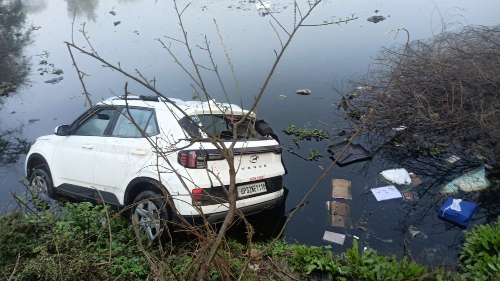 Two killed as car falls into pond in Lucknow | Hindustan Times