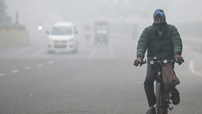 Dense fog engulfs Delhi, air quality remains 'very poor' (Photo by Sunil Ghosh / Hindustan Times) Dense fog engulfs Delhi, air quality remains 'very poor' (Photo by Sunil Ghosh / Hindustan Times)