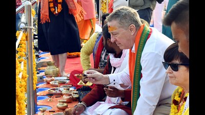 A foreign diplomat offers aarti at Triveni Sangam during the ongoing Maha Kumbh 2025 (Ishant) A foreign diplomat offers aarti at Triveni Sangam during the ongoing Maha Kumbh 2025 (Ishant)