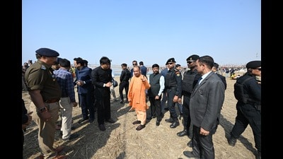 CM Yogi Adityanath enquiring about the stampede at Sangam from Mela Adhikari Vijay Kiran Anand on Saturday. (Anil Kumar Maurya/HT)