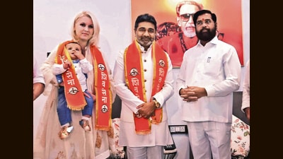 Eknath Shinde with Abhishek Verma (centre) and his wife Anca Verma. (HT)