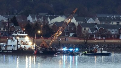 ARLINGTON, VIRGINIA - JANUARY 31: A Coast Guard crane arrives to remove the wreckage of a military Black Hawk helicopter after the crash of an American Airlines plane on the Potomac River as it approached the airport on January 31, 2025 in Arlington, Virginia. (Photo by Al Drago / GETTY IMAGES NORTH AMERICA / Getty Images via AFP) (Getty Images via AFP) ARLINGTON, VIRGINIA - JANUARY 31: A Coast Guard crane arrives to remove the wreckage of a military Black Hawk helicopter after the crash of an American Airlines plane on the Potomac River as it approached the airport on January 31, 2025 in Arlington, Virginia. (Photo by Al Drago / GETTY IMAGES NORTH AMERICA / Getty Images via AFP) (Getty Images via AFP)