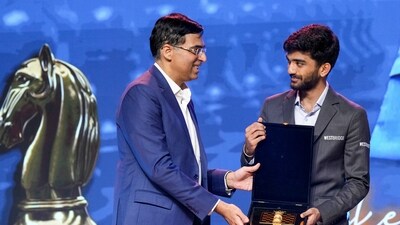 World Chess Champion D Gukesh, center, being felicitated with a memento by former world chess champion Viswanathan Anand. (PTI)
