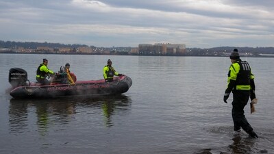 ARLINGTON, VIRGINIA - JANUARY 31: Members of the Alexandria Fire Department looks for debris near the crash site of the American Airlines plane along the shoreline of the Potomac River on January 31, 2025 in Arlington, Virginia. (Photo by Kayla Bartkowski / GETTY IMAGES NORTH AMERICA / Getty Images via AFP) ARLINGTON, VIRGINIA - JANUARY 31: Members of the Alexandria Fire Department looks for debris near the crash site of the American Airlines plane along the shoreline of the Potomac River on January 31, 2025 in Arlington, Virginia. (Photo by Kayla Bartkowski / GETTY IMAGES NORTH AMERICA / Getty Images via AFP)