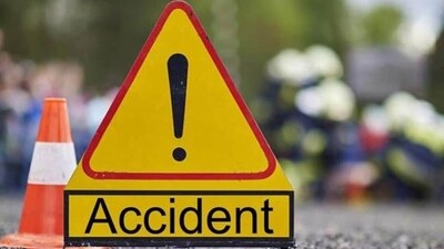 A pick-up van transporting devotees returning from Prayagraj Maha Kumbh crashed in the Safdarganj district here on Saturday, injuring ten persons, according to police. (Hindustan Times/representative)
