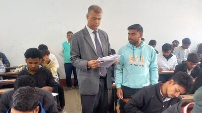 The second shift was held for 75,281 students of the Commerce stream. They appeared for the Economics paper. (Santosh Kumar) The second shift was held for 75,281 students of the Commerce stream. They appeared for the Economics paper. (Santosh Kumar)