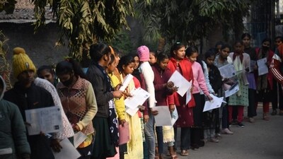 Students wait with their admit cards to appear for the BSEB class 12 examination in Patna (Santosh Kumar) Students wait with their admit cards to appear for the BSEB class 12 examination in Patna (Santosh Kumar)