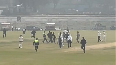 3 fans invaded the pitch on Saturday to meet Virat Kohli, causing significant delay (X) 3 fans invaded the pitch on Saturday to meet Virat Kohli, causing significant delay (X)