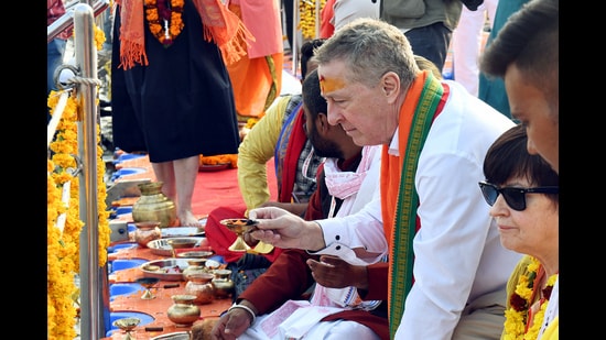 A foreign diplomat offers aarti at Triveni Sangam during the ongoing Maha Kumbh 2025 (Ishant)