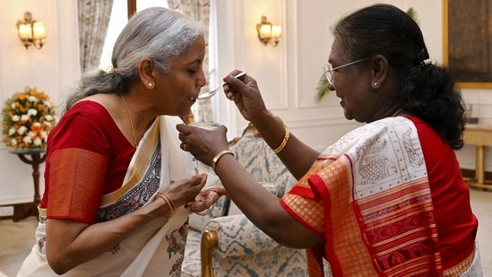 President Droupadi Murmu offers auspicious dahi 'cheeni' to Union Finance Minister Nirmala Sitharaman during a meeting before the latter presents the Budget 2025-26, at the Rashtrapati Bhavan in New Delhi. (@rashtrapatibhvn)