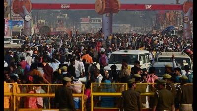 A major crowd management plan has been implemented to keep the pilgrims moving. (HT photo) A major crowd management plan has been implemented to keep the pilgrims moving. (HT photo)