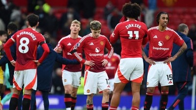 Manchester United's Alejandro Garnacho and teammates look dejected after the match (REUTERS)