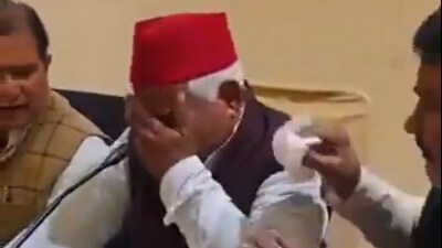 People/colleagues seated next to the Ayodhya MP consoled him and said that he will fight to get justice for the deceased. (Screengrab/X/@Awadheshprasad_) People/colleagues seated next to the Ayodhya MP consoled him and said that he will fight to get justice for the deceased. (Screengrab/X/@Awadheshprasad_)