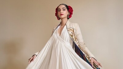 In an interview with ANI at the event, Sonam Kapoor shared her emotions, saying, "I am so happy to be here for Gudda (Rohit Bal's nickname). I have been privileged to wear his clothes many times and to have him design clothes for me also many times. It feels wonderful to do probably his last show." In an interview with ANI at the event, Sonam Kapoor shared her emotions, saying, "I am so happy to be here for Gudda (Rohit Bal's nickname). I have been privileged to wear his clothes many times and to have him design clothes for me also many times. It feels wonderful to do probably his last show."