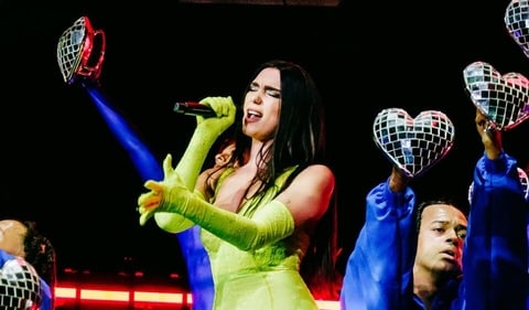 Dua Lipa drove the crowd wild at her Mumbai concert by performing the viral Levitating x Woh Ladki Jo mash-up. (HT_PRINT) Dua Lipa drove the crowd wild at her Mumbai concert by performing the viral Levitating x Woh Ladki Jo mash-up. (HT_PRINT)
