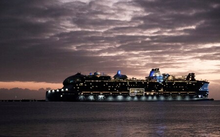 FILE PHOTO: Royal Caribbean's Icon of the Seas, the largest cruise ship in the world, is docked at Costa Maya Cruise Port, in the village town of Mahahual, Quintana Roo state, Mexico, February 6, 2024. REUTERS/Paola Chiomante/File Photo (REUTERS)