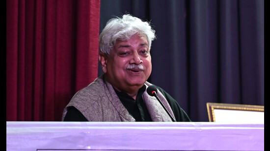 Actor Atul Tiwari speaks at the screening of the film Mandi at the Urdu Academy in Lucknow on Saturday. (Mushtaq Ali/HT)