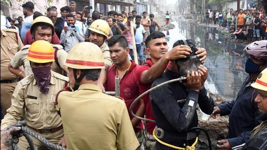 Rescue team prepare as three workers died while cleaning sewerage drain pipe at Bantala Leather Complex in Kolkata on Sunday. (HT Photo)