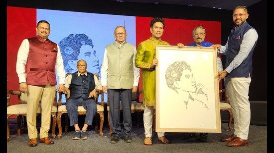 Sachin Tendulkar attended a special function of Chitale Bandhu Mithaiwale organized to mark their 75 years in business. Sachin was presented with painting created by artist Kapil Bhimkar on this occasion. (HT PHOTO)