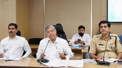 (From left) Municipal commissioner Rajendra Bhosale, cabinet minister Chandrakant Patil and traffic police officer Manoj Patil during the meeting held in the city on Monday. (HT PHOTO) (From left) Municipal commissioner Rajendra Bhosale, cabinet minister Chandrakant Patil and traffic police officer Manoj Patil during the meeting held in the city on Monday. (HT PHOTO)