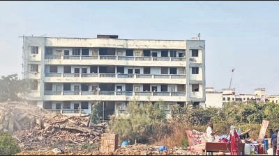 Vasai-Virar civic body demolishes 4 more illegal buildings in Agarwal Nagar Vasai-Virar civic body demolishes 4 more illegal buildings in Agarwal Nagar