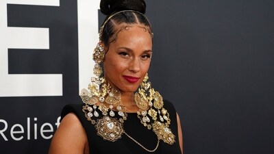 Alicia Keys stunned at the 2025 Grammys with her exquisite jewellery choices. She wore a Dolce & Gabbana Alta Gioielleria headpiece and matching earrings that perfectly complemented her Dolce & Gabbana Alta Moda black gown. The headpiece and earrings added a touch of regal sophistication to her overall look, making her stand out on the red carpet. (AP) Alicia Keys stunned at the 2025 Grammys with her exquisite jewellery choices. She wore a Dolce & Gabbana Alta Gioielleria headpiece and matching earrings that perfectly complemented her Dolce & Gabbana Alta Moda black gown. The headpiece and earrings added a touch of regal sophistication to her overall look, making her stand out on the red carpet. (AP)