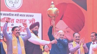 Amit Shah at an election rally with BJP’s Jangpura candidate Tarvinder Singh Marwah at Bhagwan Nagar Market (Jangpura) in New Delhi on Monday. (Vipin Kumar/HT Photo) Amit Shah at an election rally with BJP’s Jangpura candidate Tarvinder Singh Marwah at Bhagwan Nagar Market (Jangpura) in New Delhi on Monday. (Vipin Kumar/HT Photo)