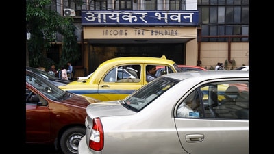 FILE PHOTO: Commuters sit in cars in front of the income tax building during a traffic jam in Kolkata April 2, 2015. REUTERS/Rupak De Chowdhuri/File Photo (REUTERS)