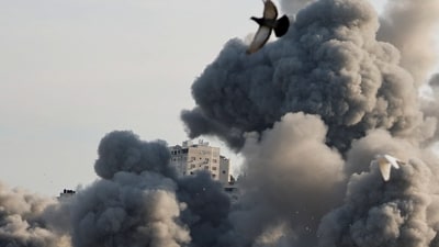Smoke rises during an Israeli army operation in Jenin, in the Israeli-occupied West Bank (Raneena Sawafta/ REUTERS)