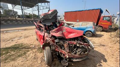 Investigators revealed that the truck had broken down, but the driver had left it parked on the expressway without any warning signs, and reflectors. (Parveen Kumar/HT Photo) Investigators revealed that the truck had broken down, but the driver had left it parked on the expressway without any warning signs, and reflectors. (Parveen Kumar/HT Photo)