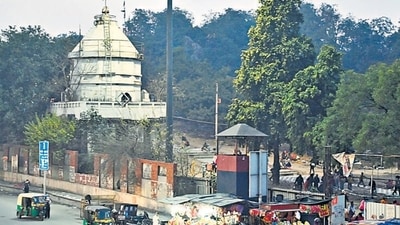 On Monday, the Delhi High Court sent out a notice regarding a plea that Mahant Surendranath had filed to have the FIR against him in relation to the electrocution event at Kalkaji Mandir quashed. (Hindustan Times/Sanjeev Verma) On Monday, the Delhi High Court sent out a notice regarding a plea that Mahant Surendranath had filed to have the FIR against him in relation to the electrocution event at Kalkaji Mandir quashed. (Hindustan Times/Sanjeev Verma)